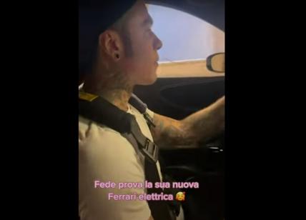 Fedez si prende la Ferrari ma che flop: il rapper incapace alla guida. VIDEO
