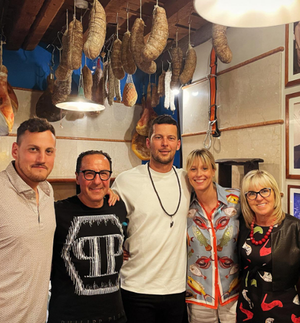 Federica Pellegrini e Matteo Giunta con la famiglia che li aveva aiutati in India durante Pechino Express (Instagram kikkafede88) Federica Pellegrini e Matteo Giunta con la famiglia che li aveva aiutati in India durante Pechino Express (Instagram kikkafede88)
