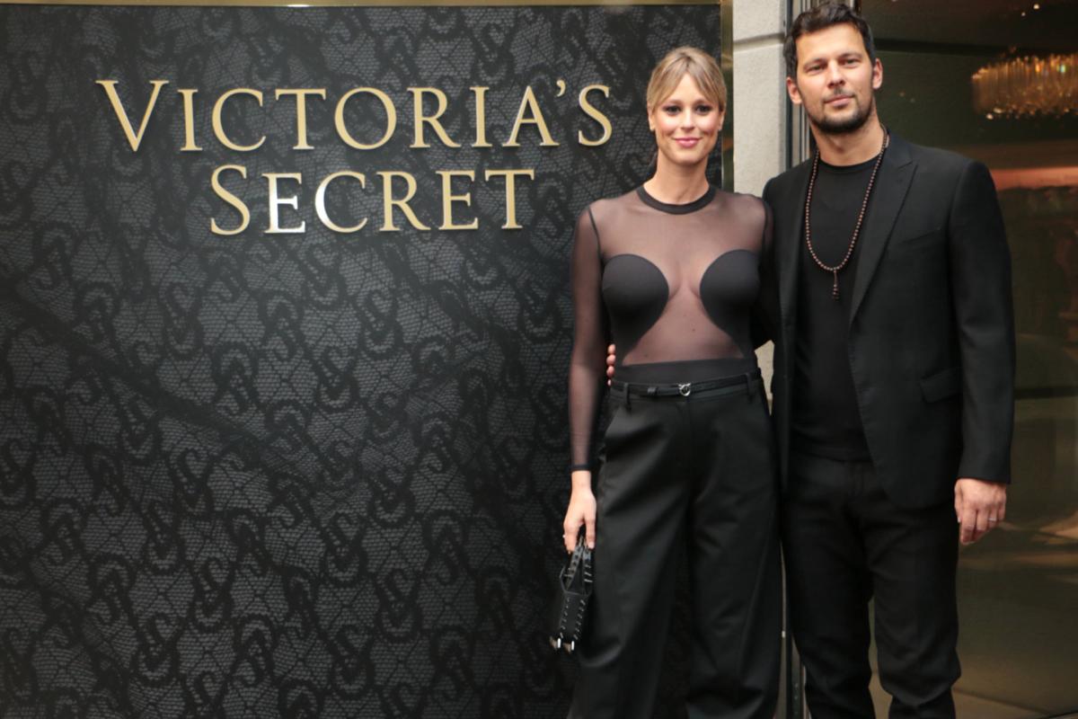 Federica Pellegrini e Matteo Giunta all'evento di Victoria's Secret a Milano (foto Ipa) Federica Pellegrini e Matteo Giunta all'evento di Victoria's Secret a Milano (foto Ipa)