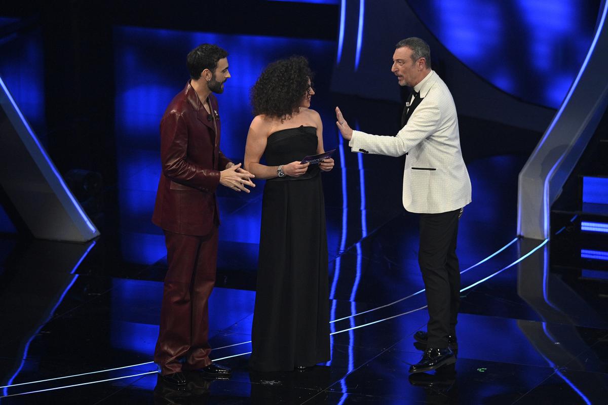 Federica Brignone con Amadeus e Marco Mengoni sul palco del teatro Ariston (foto Lapresse) Federica Brignone con Amadeus e Marco Mengoni sul palco del teatro Ariston (foto Lapresse)