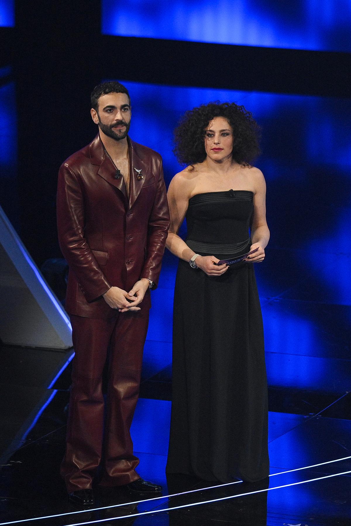Federica Brignone con Marco Mengoni sul palco del teatro Ariston (foto Lapresse) Federica Brignone con Marco Mengoni sul palco del teatro Ariston (foto Lapresse)