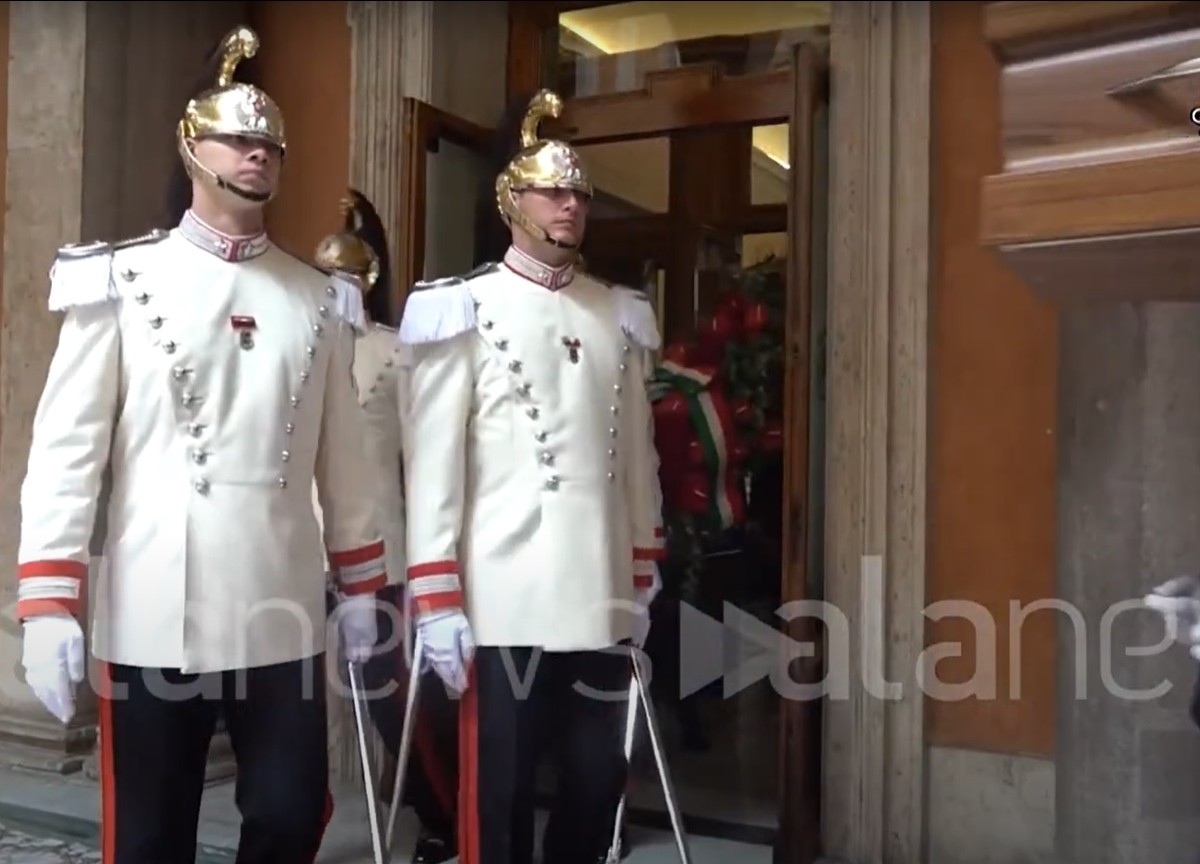 Il Feretro di Napolitano scortato dai Corazzieri