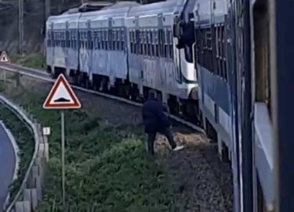 Ferrovia Roma Nord: treno guasto, bloccati per 1 ora: "Lollobrigida aiutaci"