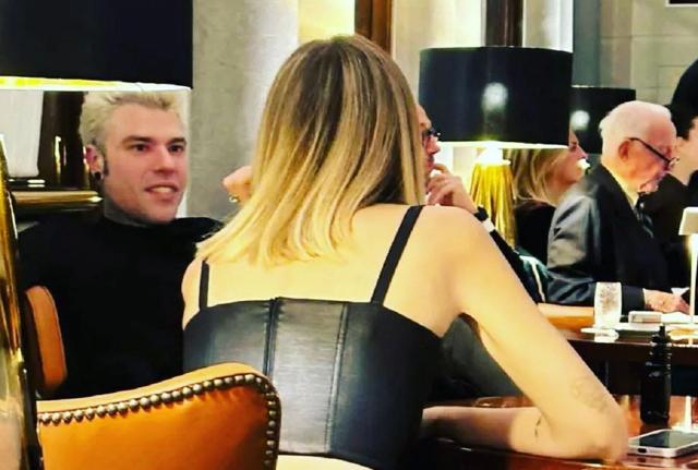 Ma quale crisi? I Ferragnez paparazzati insieme sorridenti a Milano (foto di Alberto Dandolo) Ma quale crisi? I Ferragnez paparazzati insieme sorridenti a Milano (foto di Alberto Dandolo)