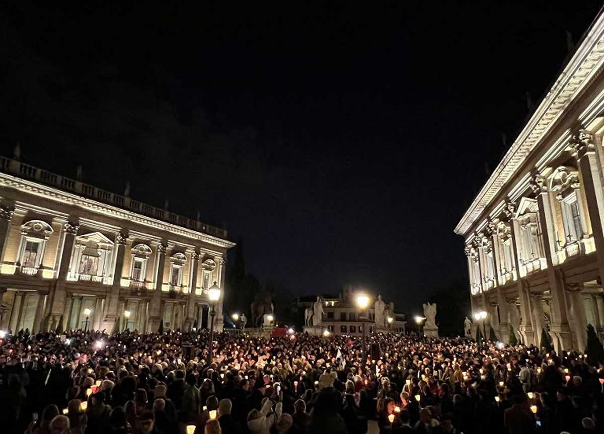 La fiaccolata in Campidoglio La fiaccolata in Campidoglio