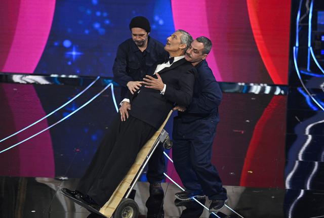 Fiorello show a Sanremo 2024 (foto Lapresse) Fiorello show a Sanremo 2024 (foto Lapresse)