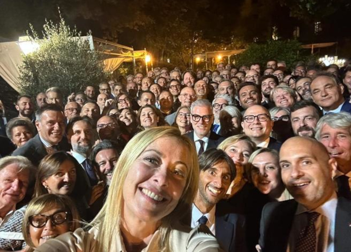 Meloni e i parlamentari di FdI Meloni e i parlamentari di FdI
