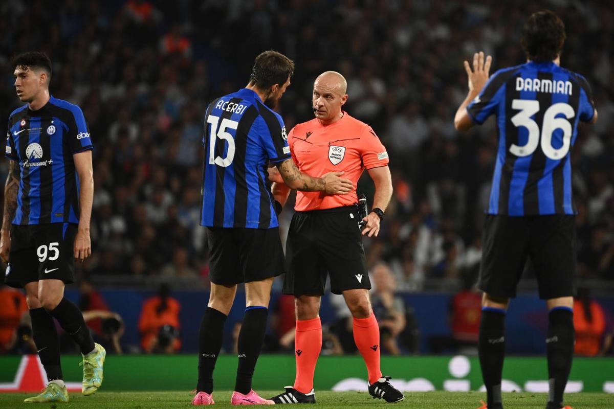 Francesco Acerbi e l'arbitro Szymon Marciniak (foto Lapresse) Francesco Acerbi e l'arbitro Szymon Marciniak (foto Lapresse)