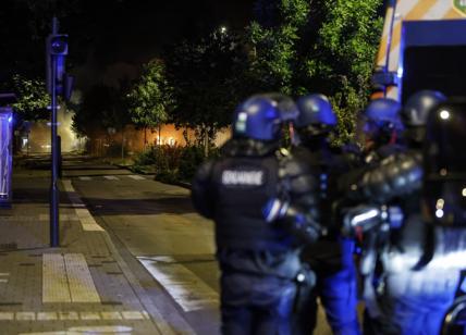 Francia, altra notte di scontri: 719 arresti. Il caos si allarga alla Svizzera