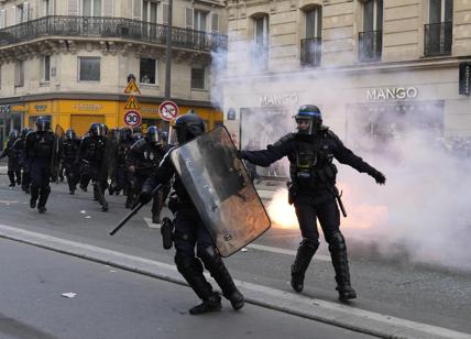 Francia ancora in fiamme, 157 arresti: muore un giovane vigile del fuoco