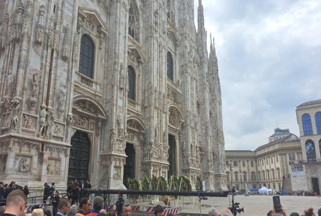 Funerali di Berlusconi, l'esterno del Duomo