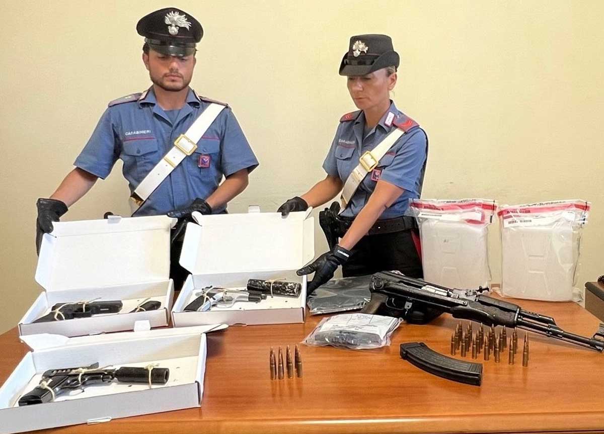 Le armi da guerra rinvenute a Castel Gandolfo Le armi da guerra rinvenute a Castel Gandolfo