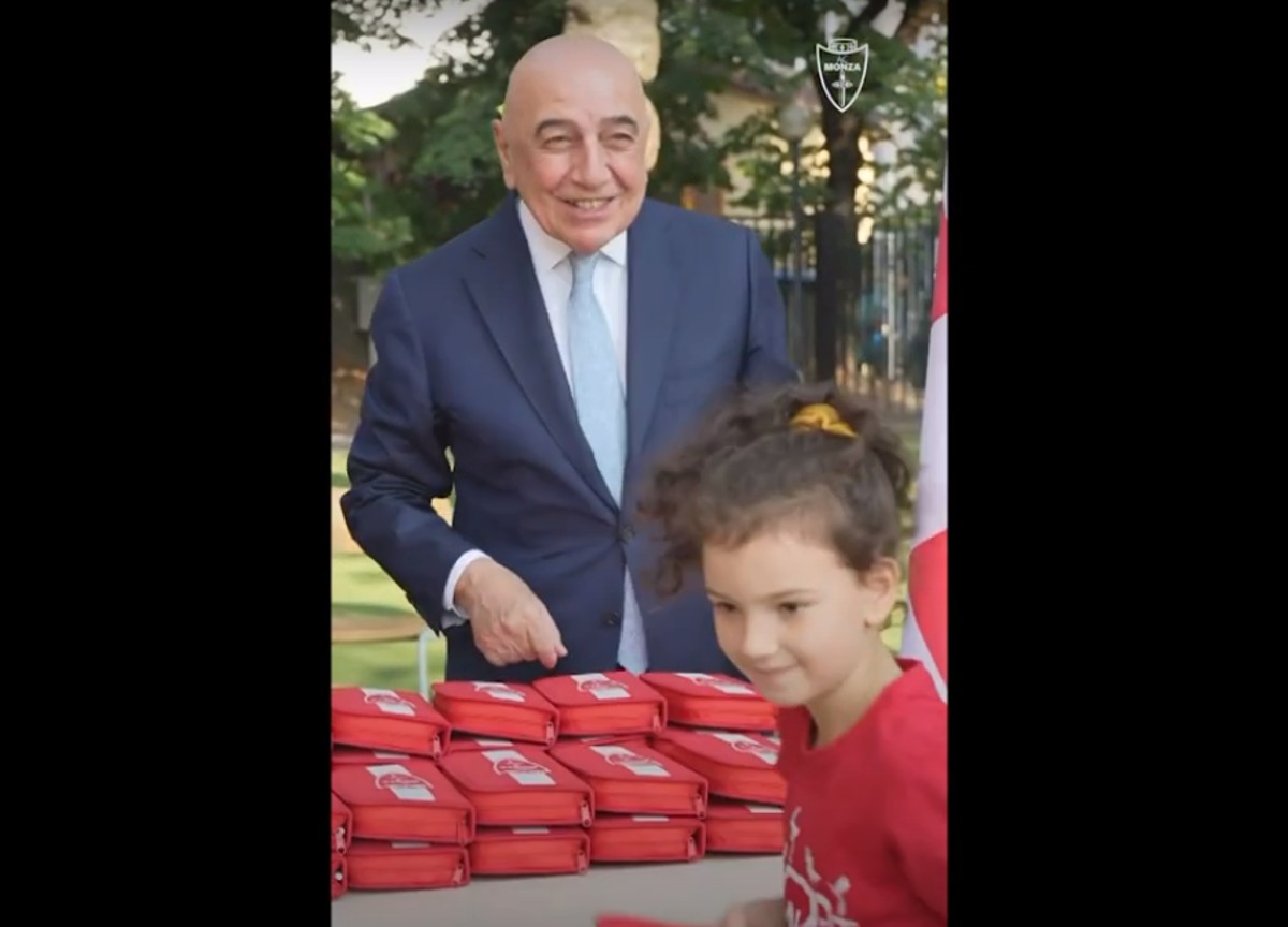 La trovata elettorale di Galliani: donati astucci del Monza ai bambini di prima elementare