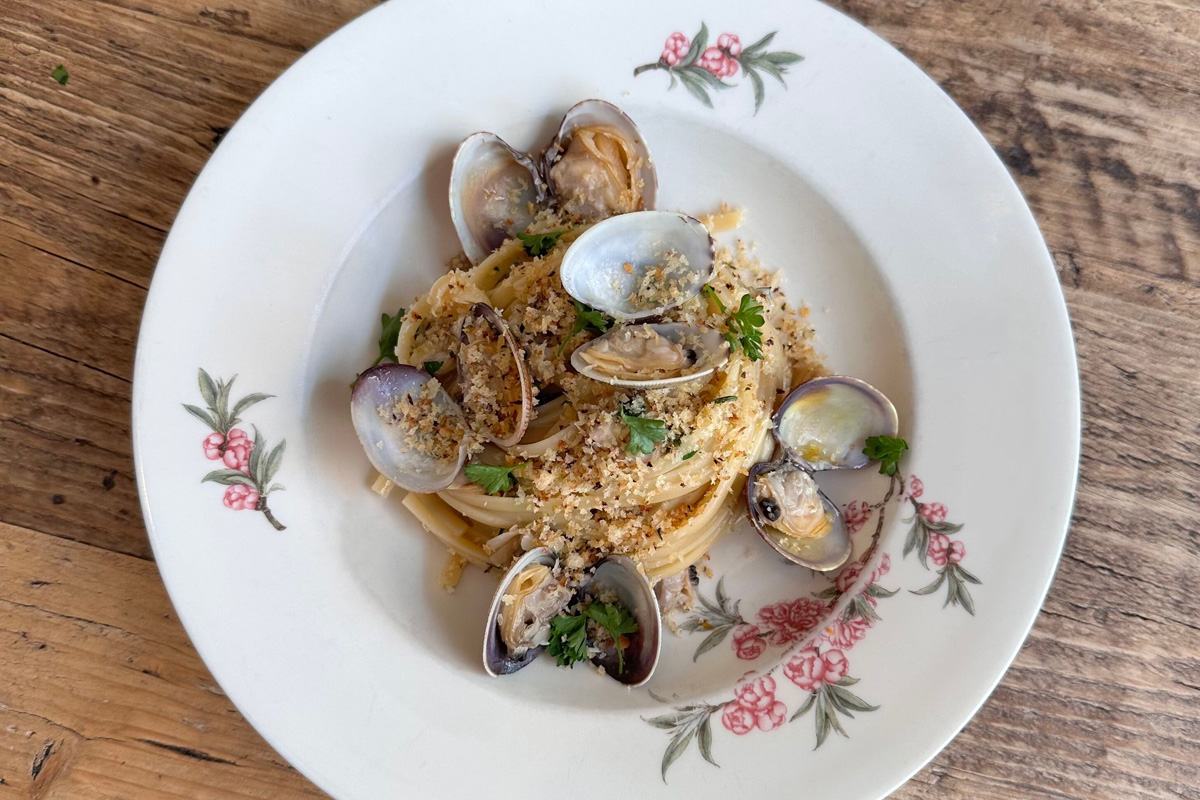 Gelsomina, cena raffinata a lume di candela - Linguine alle vongole e crumble di pane aromatizzato Gelsomina, cena raffinata a lume di candela - Linguine alle vongole e crumble di pane aromatizzato