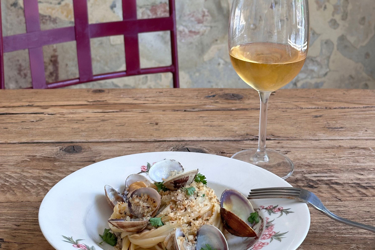 Gelsomina, cena raffinata a lume di candela - Linguine alle vongole e crumble di pane aromatizzato Gelsomina, cena raffinata a lume di candela - Linguine alle vongole e crumble di pane aromatizzato
