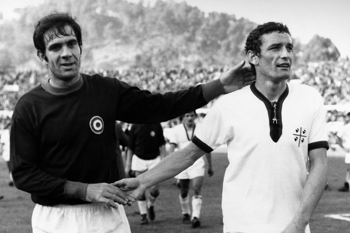 Gigi Riva e il Cagliari: da 1963 al 1977 con 205 gol segnati in 374 presenze complessive e lo storico scudetto del 1970 (foto Lapresse) Gigi Riva e il Cagliari: da 1963 al 1977 con 205 gol segnati in 374 presenze complessive e lo storico scudetto del 1970 (foto Lapresse)