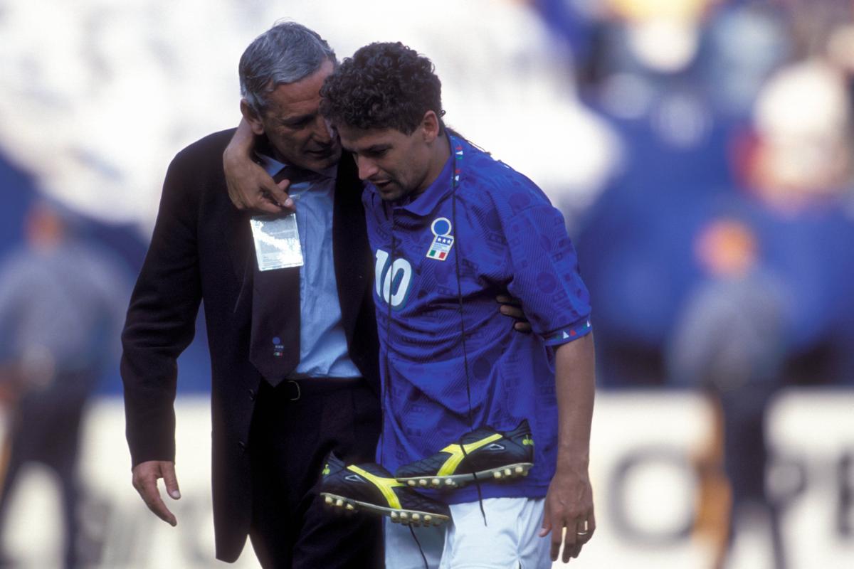 Gigi Riva quando Roberto Baggio sbagliò il rigore nella finale mondiale contro il Brasile, nel 1994, a consolarlo fu Rombo di Tuono, capo delegazione azzurro. "ho sempre avuto un debole per lui e non dimenticherò mai il nostro abbraccio alla fine del Mondiale del 1994 perso dopo quel maledetto rigore", disse alla Gazzetta (foto Ipa) Gigi Riva quando Roberto Baggio sbagliò il rigore nella finale mondiale contro il Brasile, nel 1994, a consolarlo fu Rombo di Tuono, capo delegazione azzurro. "ho sempre avuto un debole per lui e non dimenticherò mai il nostro abbraccio alla fine del Mondiale del 1994 perso dopo quel maledetto rigore", disse alla Gazzetta (foto Ipa)