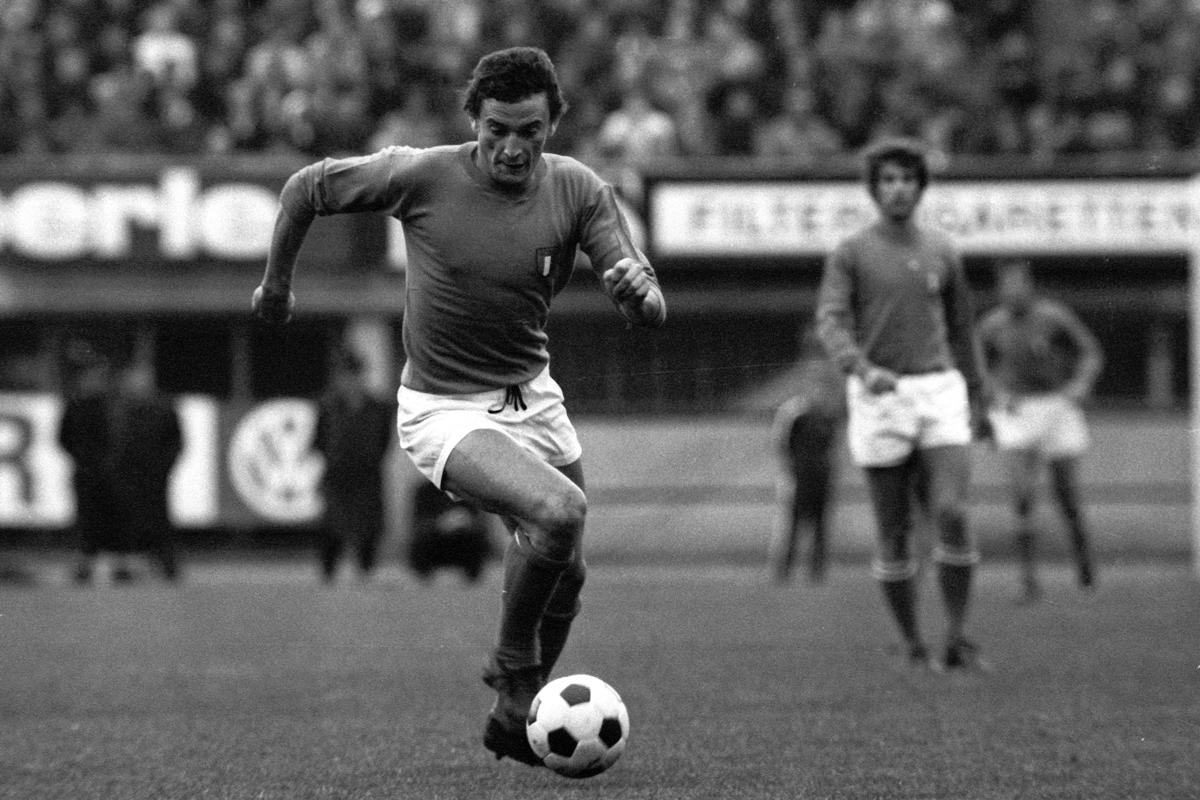 Gigi Riva con la nazionale vinse gli Europei del '68 giocati in Italia, segnando anche il primo gol nel 2-0 in finale (ripetuta dopo l'1-1 della prima sfida) contro la Jugoslavia (foto Lapresse) Gigi Riva con la nazionale vinse gli Europei del '68 giocati in Italia, segnando anche il primo gol nel 2-0 in finale (ripetuta dopo l'1-1 della prima sfida) contro la Jugoslavia (foto Lapresse)