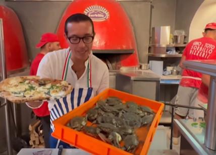 Sorbillo lancia la pizza al granchio blu: "Combattiamolo cucinandolo"- VIDEO