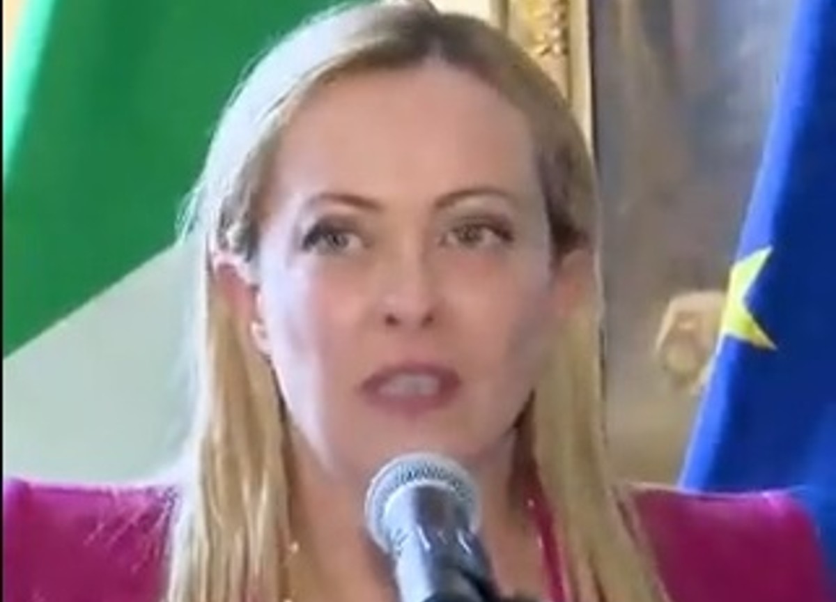 Giorgia Meloni a Londra parla agli ambasciatori italiani in inglese