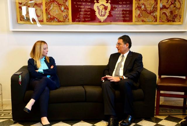 Giorgia Meloni con il Rabbino capo Riccardo Di Segni alla sinagoga di Roma Giorgia Meloni con il Rabbino capo Riccardo Di Segni alla sinagoga di Roma