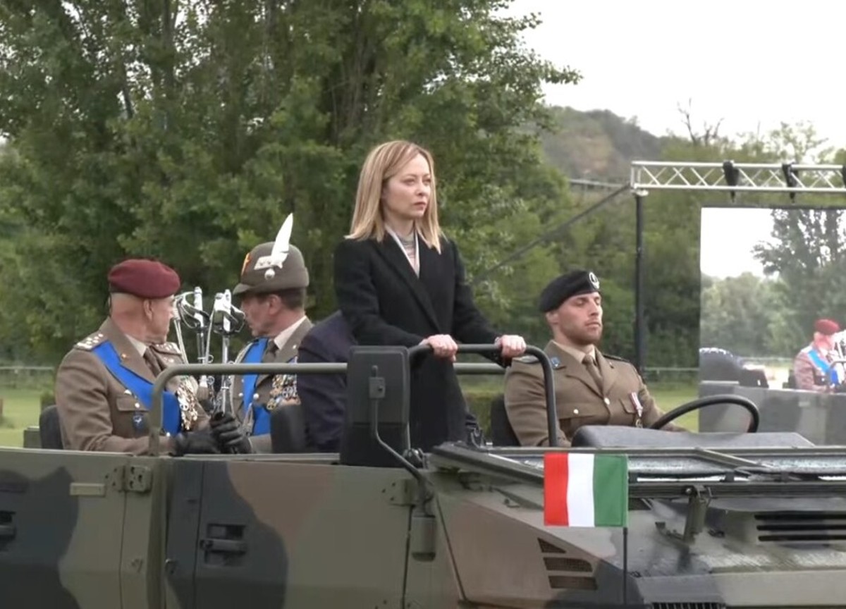 Defence, Meloni parades with the Army.  Mattarella: “War threatens Europe”
