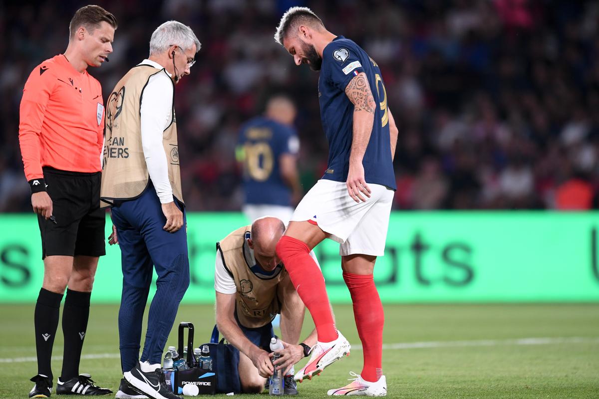 Giroud si fa male alla caviglia nel match con la maglia della Francia Giroud si fa male alla caviglia nel match con la maglia della Francia