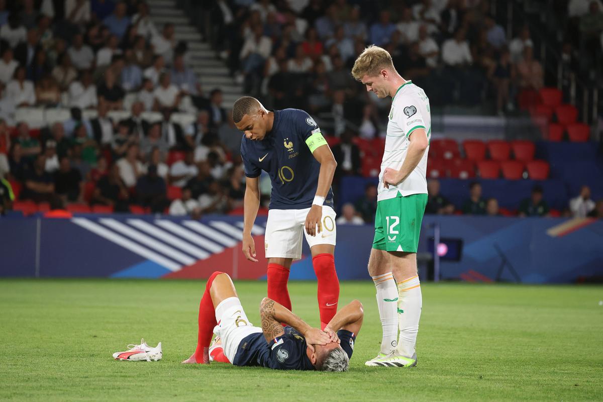 Infortunio Giroud, il giocatore del Milan lascia il campo in Francia-Irlanda: problema alla caviglia Infortunio Giroud, il giocatore del Milan lascia il campo in Francia-Irlanda: problema alla caviglia