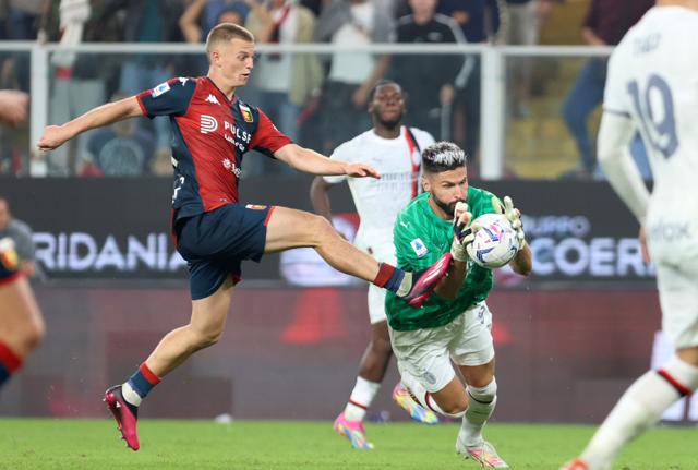 Giroud portiere dopo l'espulsione di Maignan decisivo nella vittoria del Milan sul Genoa (foto Lapresse) Giroud portiere dopo l'espulsione di Maignan decisivo nella vittoria del Milan sul Genoa (foto Lapresse)