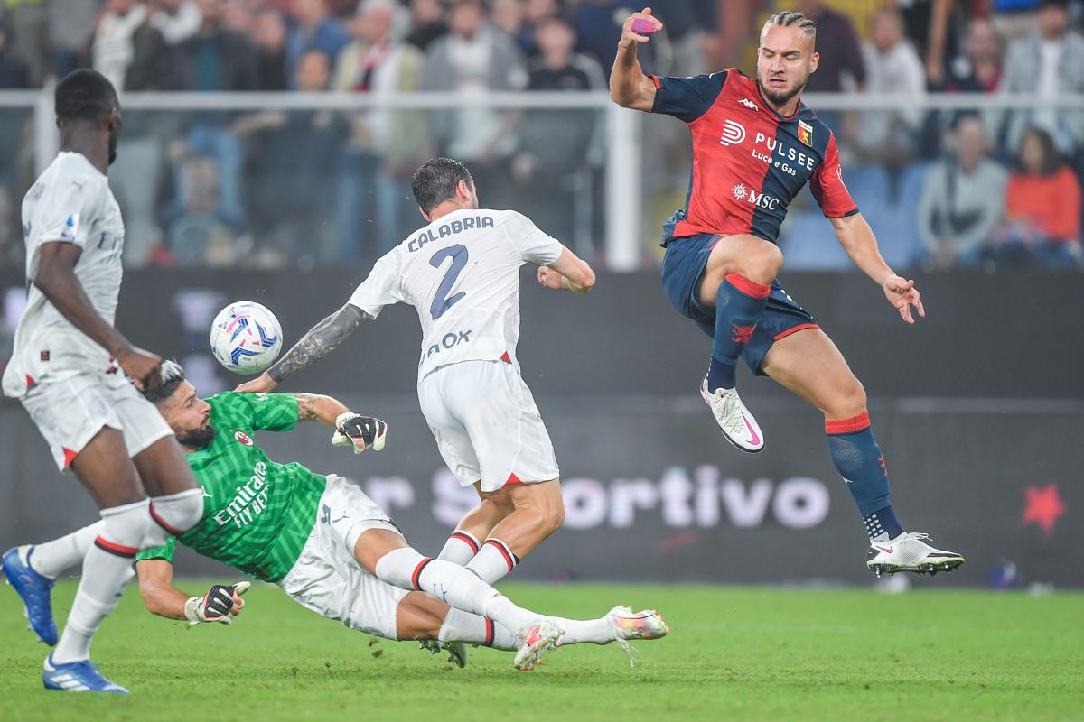 L'uscita di Giroud in versione portiere che salva il risultato nella vittoria del Milan contro il Genoa - Foto Ipa L'uscita di Giroud in versione portiere che salva il risultato nella vittoria del Milan contro il Genoa - Foto Ipa