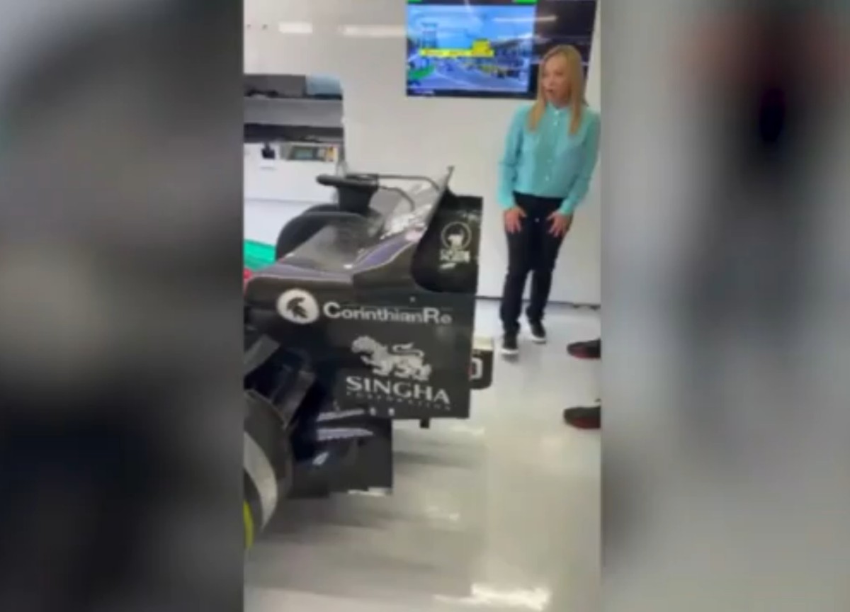 Monza, breve incontro tra Barbara Berlusconi e Giorgia Meloni nel box dell'Alfa Romeo Monza, breve incontro tra Barbara Berlusconi e Giorgia Meloni nel box dell'Alfa Romeo
