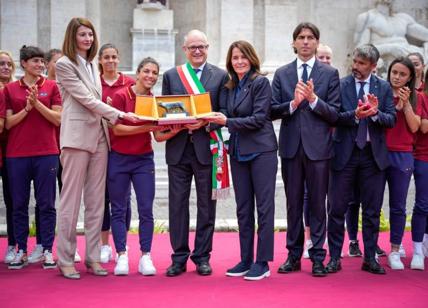 Gualtieri dà la Lupa Capitolina alla Roma femminile: “Ci avete fatto sognare”