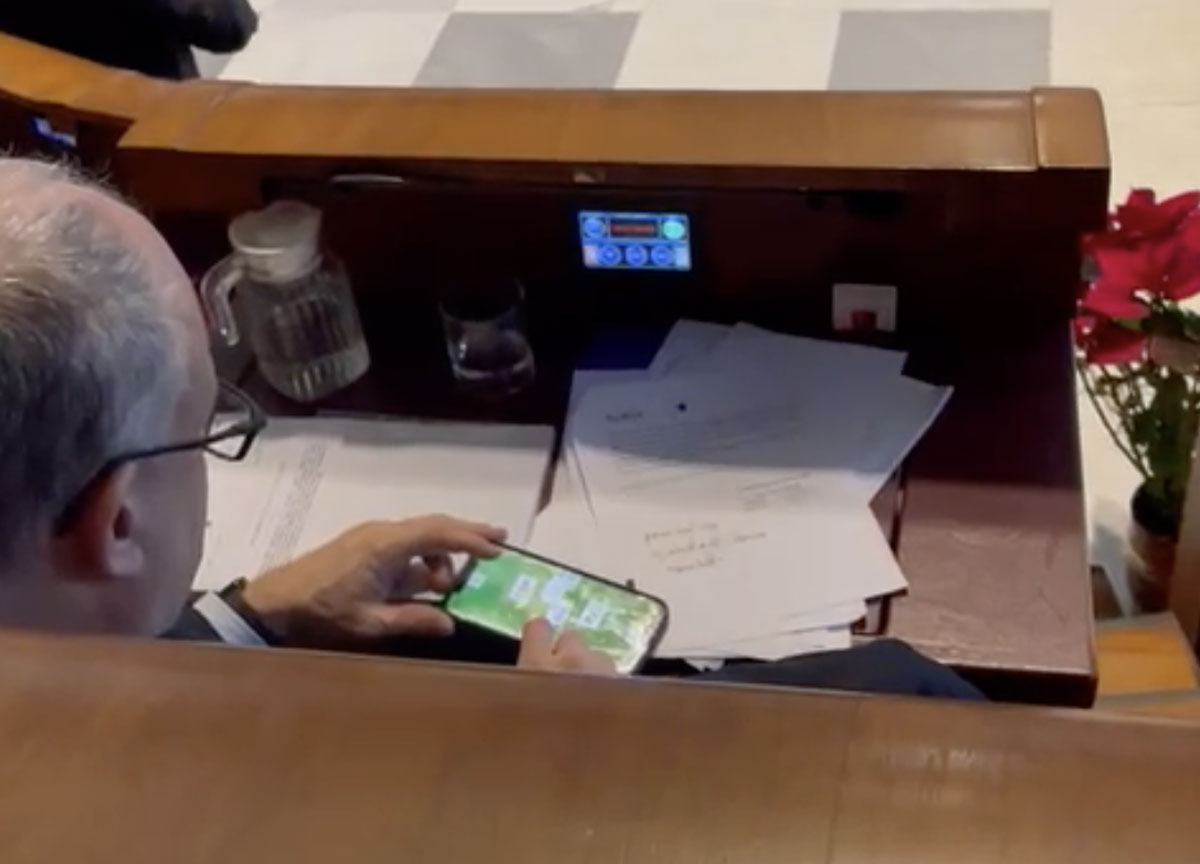 Consiglio comunale Roma: durante i lavoro Gualtieri gioca a scopa sul telefonino Consiglio comunale Roma: durante i lavoro Gualtieri gioca a scopa sul telefonino