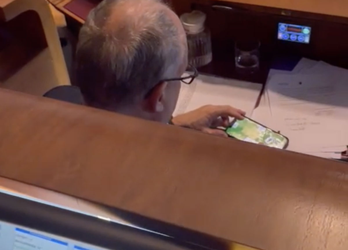 Consiglio comunale Roma: durante i lavoro Gualtieri gioca a scopa sul telefonino Consiglio comunale Roma: durante i lavoro Gualtieri gioca a scopa sul telefonino