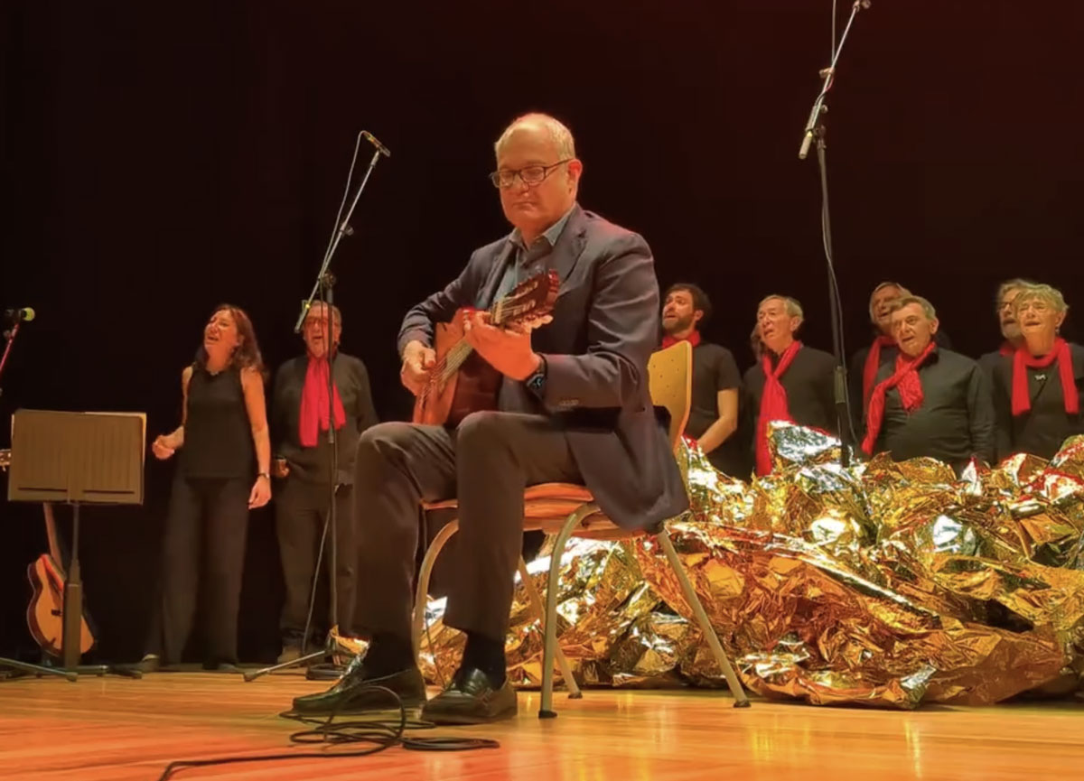 Teatro Palladium Roma: Gualtieri suona alla chitarra Teatro Palladium Roma: Gualtieri suona alla chitarra