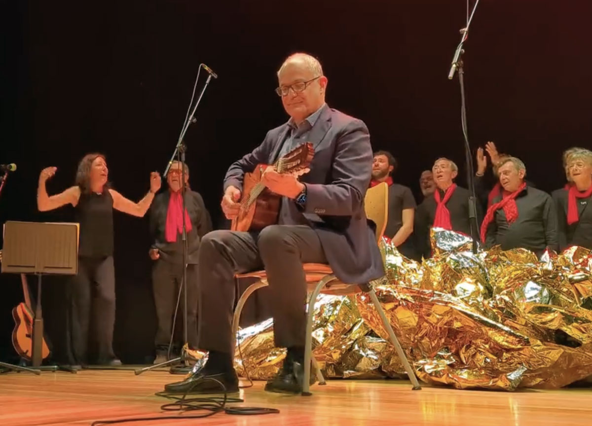 Teatro Palladium Roma: Gualtieri suona alla chitarra Teatro Palladium Roma: Gualtieri suona alla chitarra