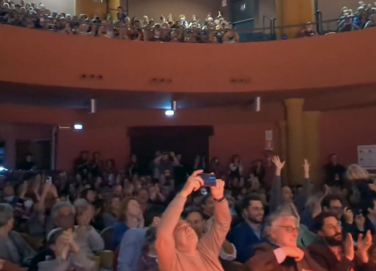 Teatro Palladium Roma: Gualtieri suona alla chitarra Teatro Palladium Roma: Gualtieri suona alla chitarra