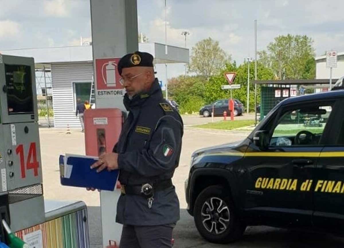 Guardia Finanza Fiamme Gialle benzina carburante distributore 2