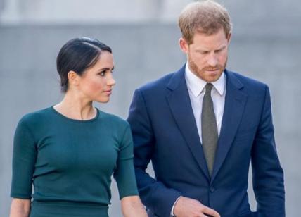Harry e Meghan in piena crisi del settimo anno: "Lui è succube, lei fa la parte della vittima". Le accuse del fratello della duchessa
