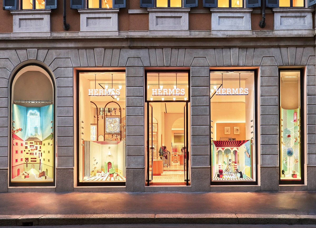 Il negozio Hermes in via Montenapoleone a Milano Il negozio Hermes in via Montenapoleone a Milano