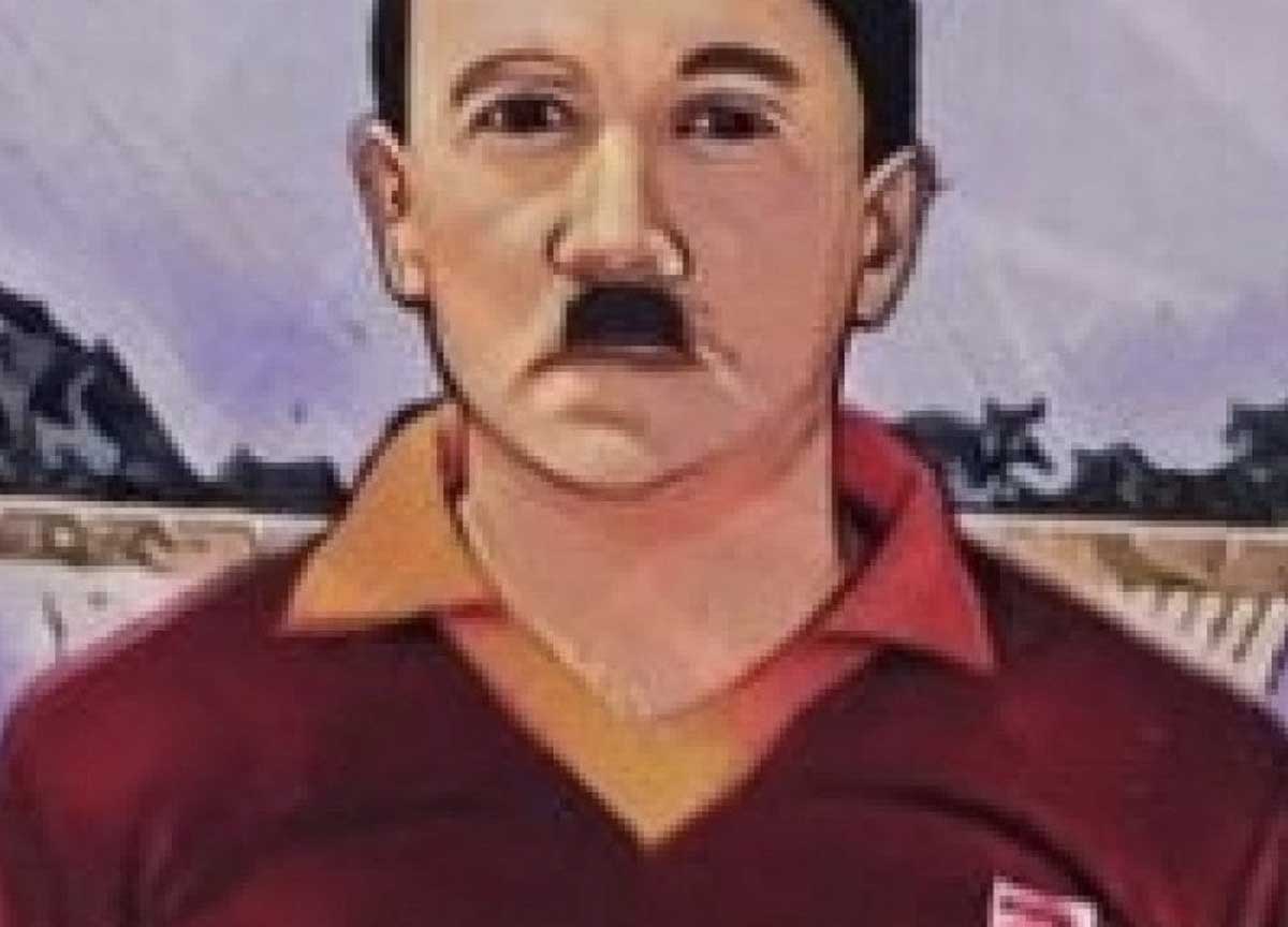 Hitler con la maglia della Roma Hitler con la maglia della Roma