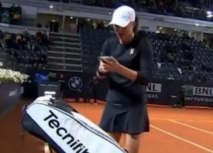 Internazionali: squilla il telefono durante il match, ma è della tennista