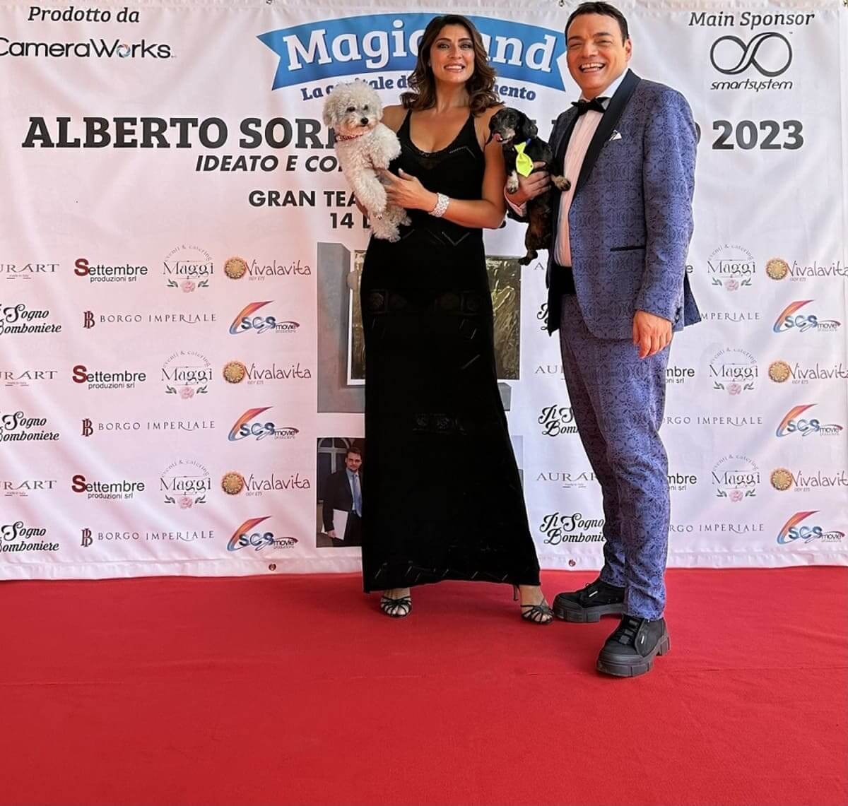 Igor Righetti con il bassotto Byron ed Elisa Isoardi con il suo barboncino Zent Igor Righetti con il bassotto Byron ed Elisa Isoardi con il suo barboncino Zent