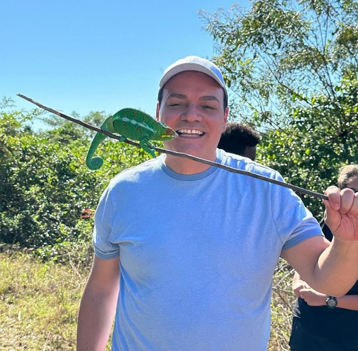 Igor Righetti con un camaleonte.