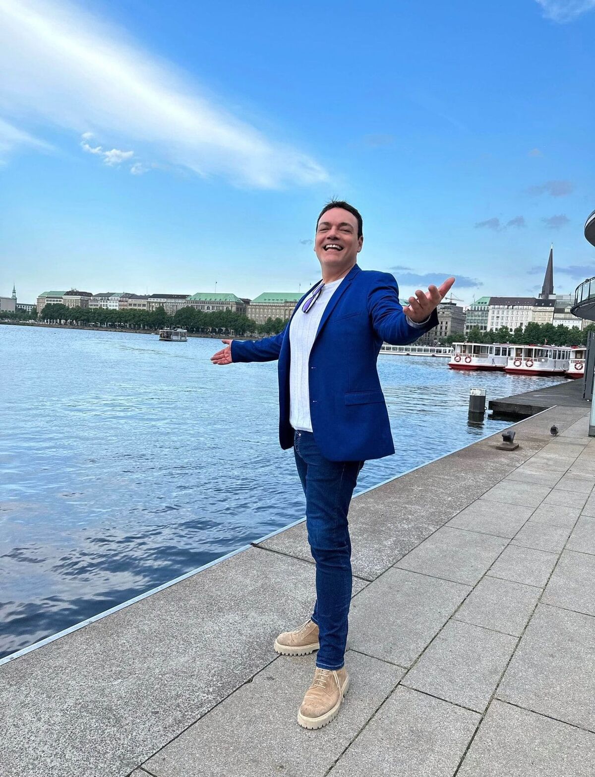 Igor Righetti ad Amburgo. Il fascino marittimo della città si manifesta nei suoi ben 2496 ponti che collegano i numerosi canali chiamati fleet Igor Righetti ad Amburgo. Il fascino marittimo della città si manifesta nei suoi ben 2496 ponti che collegano i numerosi canali chiamati fleet