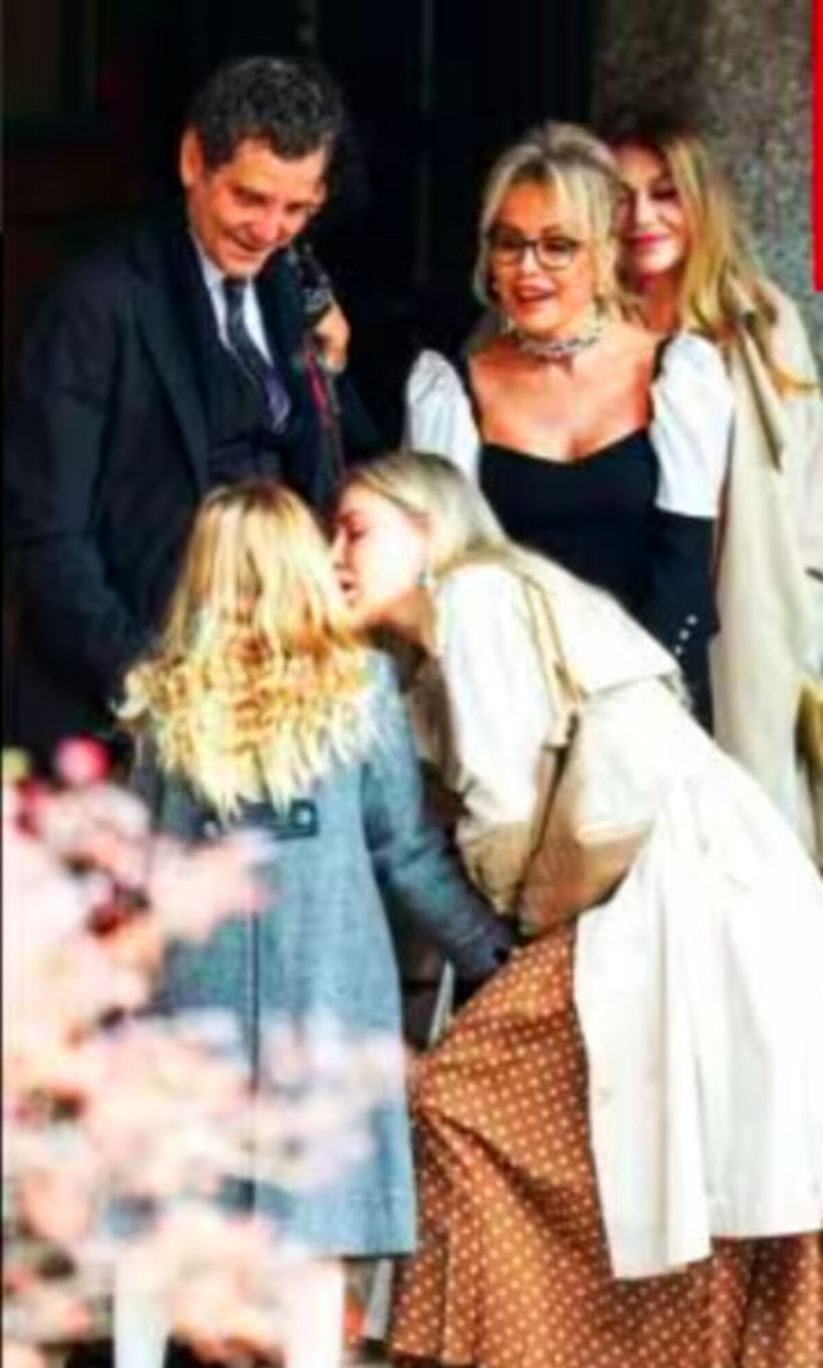 Il battesimo del secondo figlio di Luigi Berlusconi. Marina e Barbara insieme, foto da Chi 2 Il battesimo del secondo figlio di Luigi Berlusconi. Marina e Barbara insieme, foto da Chi 2
