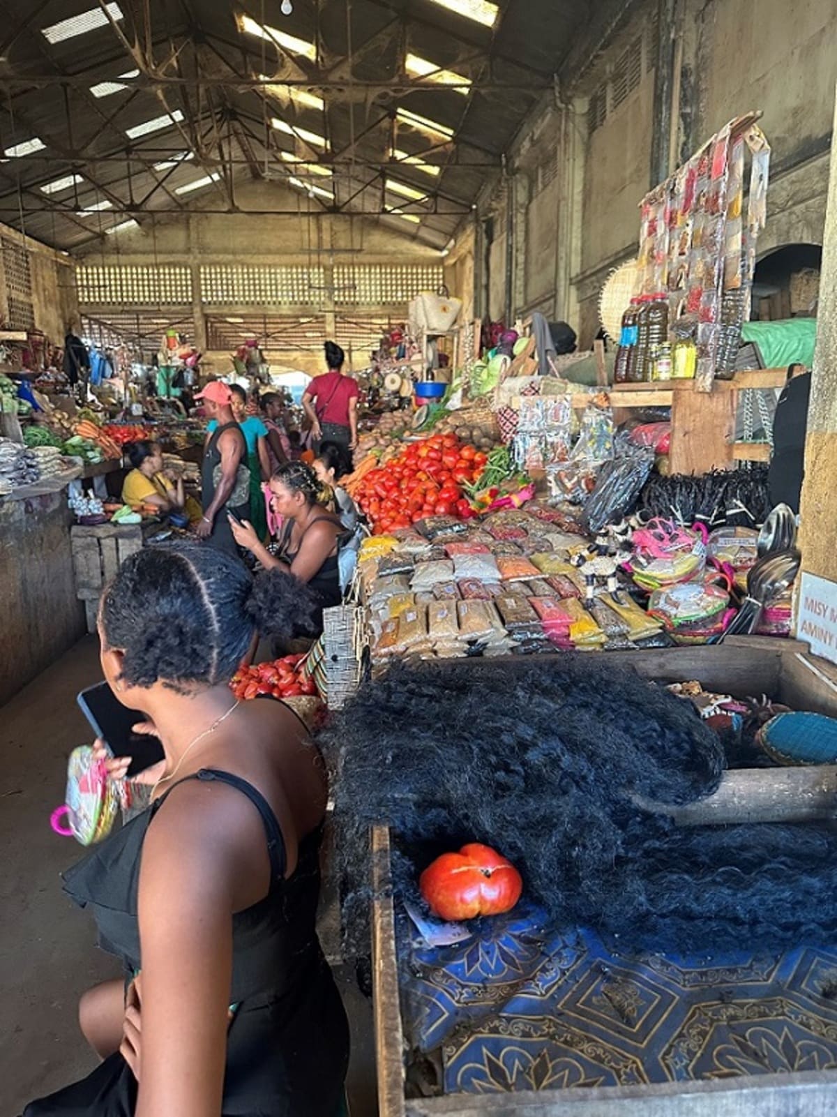 Il grande mercato coperto o Bazar Be sulla piazza principale, costruito nel 1954, è sempre affollato. Sui banchi si trovano anche le trecce di capelli Il grande mercato coperto o Bazar Be sulla piazza principale, costruito nel 1954, è sempre affollato. Sui banchi si trovano anche le trecce di capelli