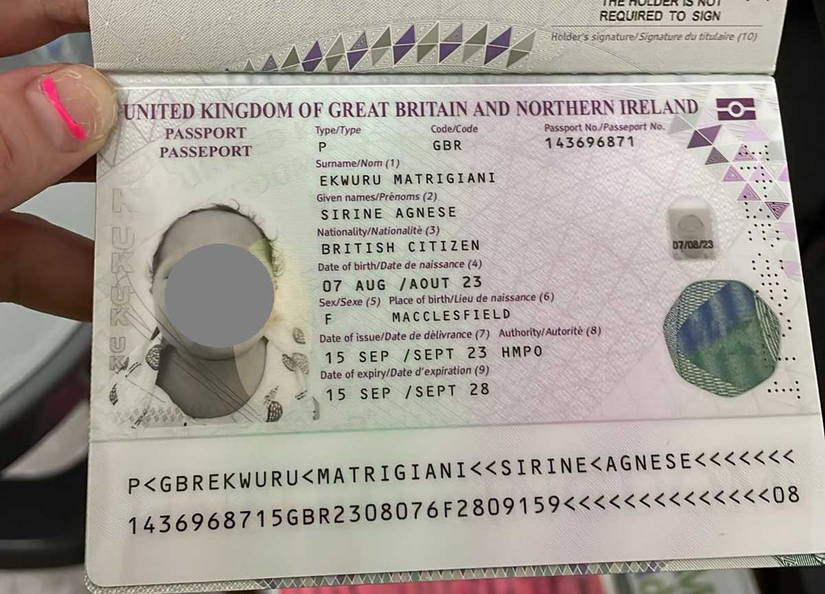 Il passaporto inglese di Sirine Il passaporto inglese di Sirine