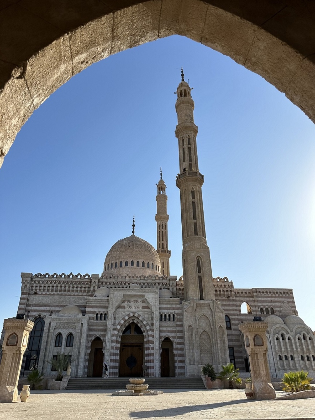 Il suggestivo esterno della moschea di Al Mustafa Il suggestivo esterno della moschea di Al Mustafa