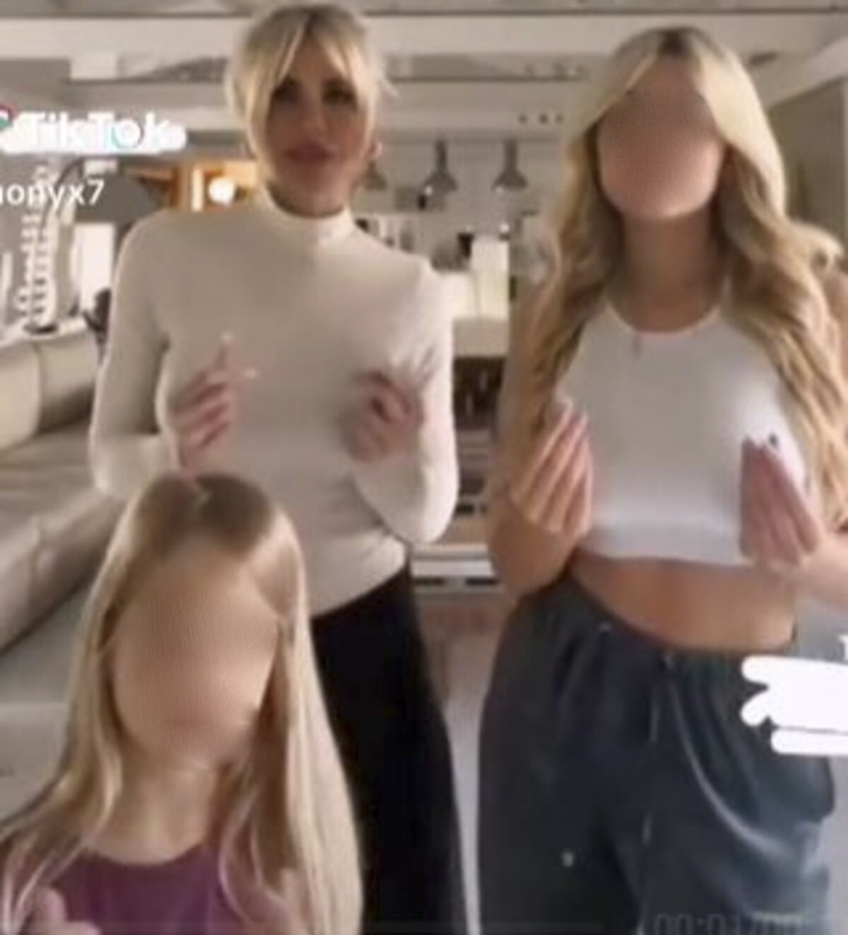 Ilary Blasi e figlie Ilary Blasi e figlie